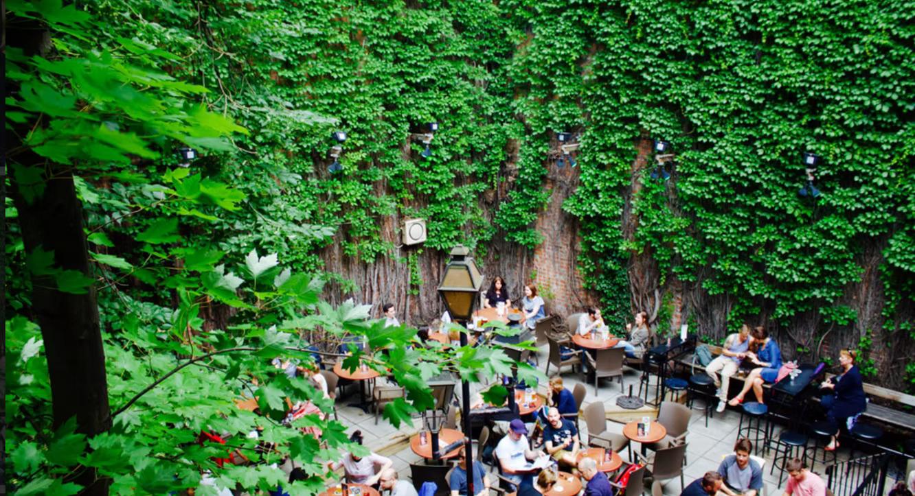 Le Sainte-Élisabeth – outdoor terrace in Downtown, Montréal