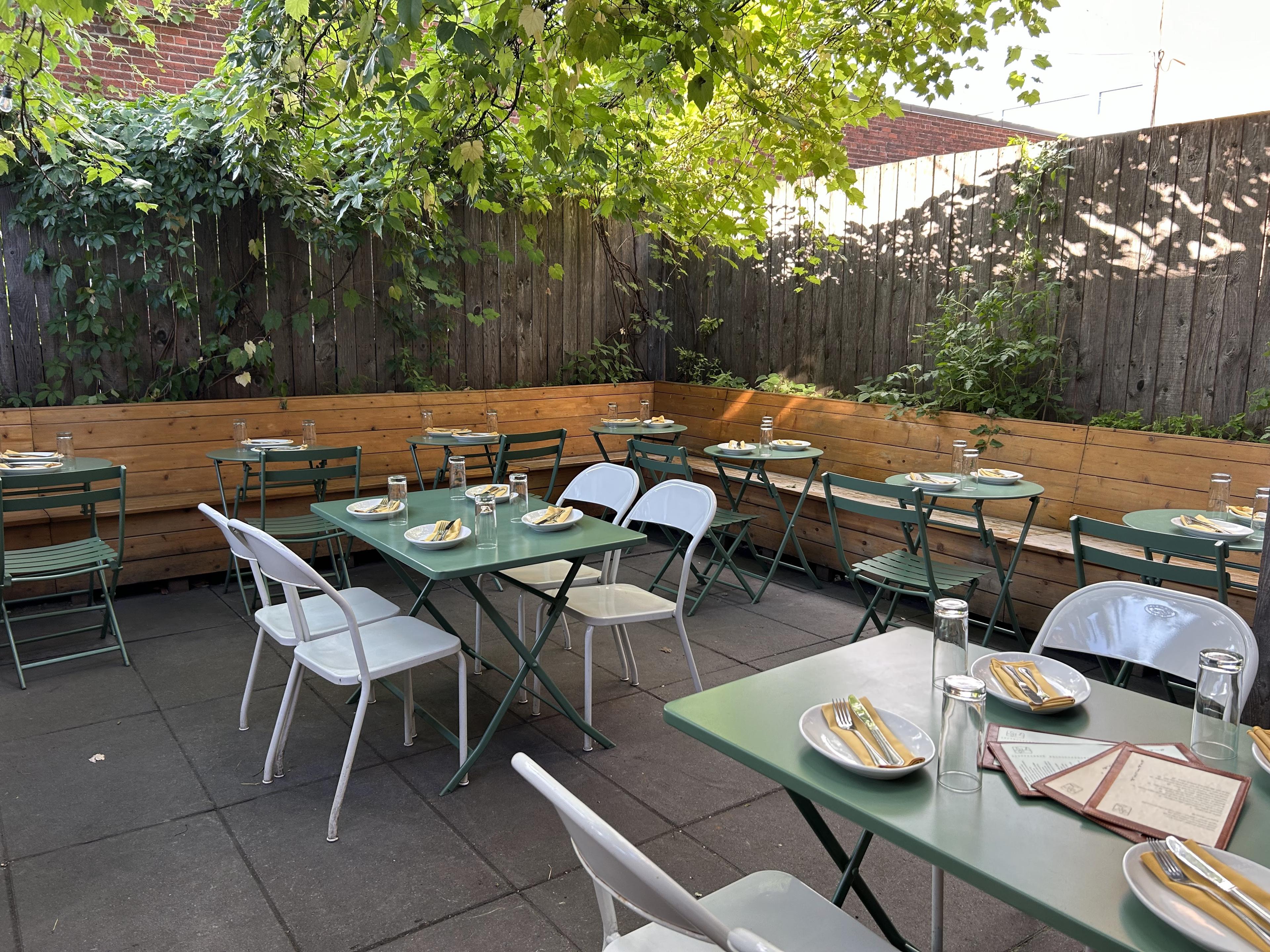 Anemone – outdoor terrace in Mile-Ex, Montréal