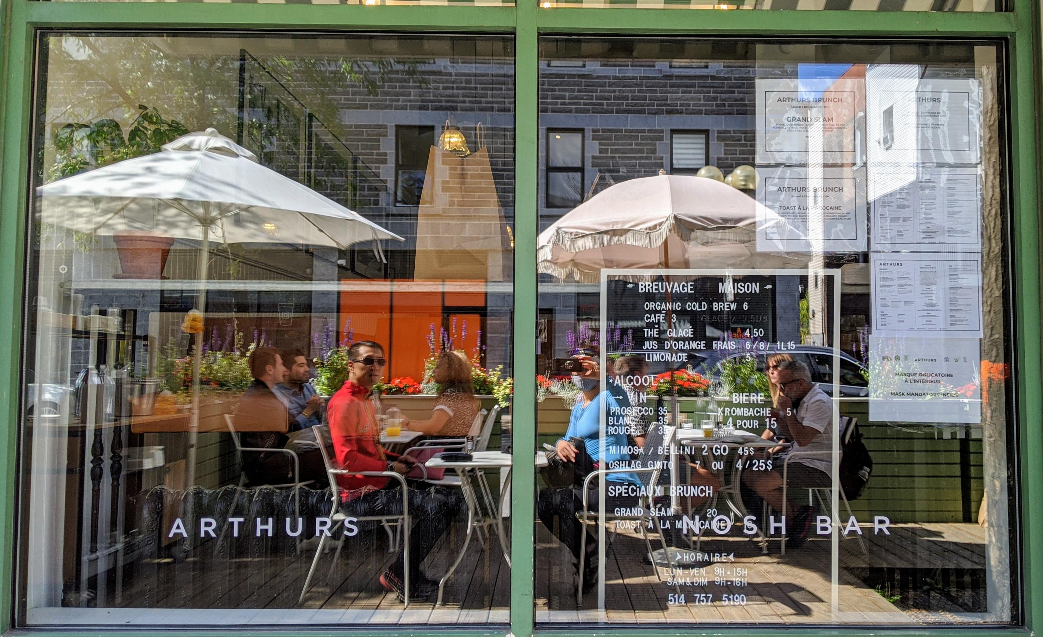Arthurs Nosh Bar – outdoor terrace in Saint-Henri, Montréal
