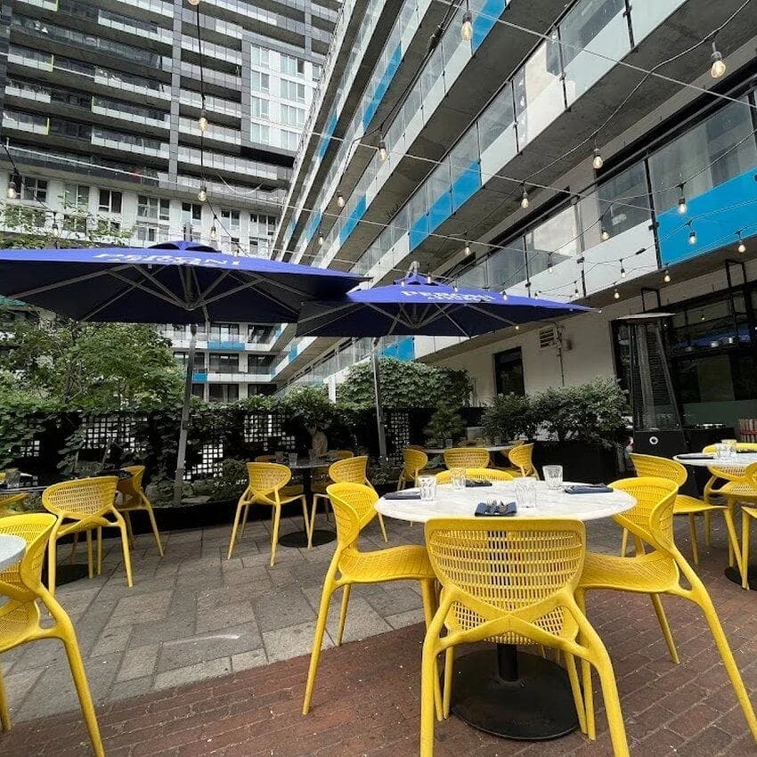 Mano Cornuto – terrasse extérieure à Griffintown, Montréal
