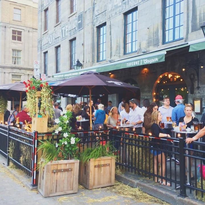 Gaspar French Brasserie – terrasse extérieure à Vieux-Montréal, Montréal