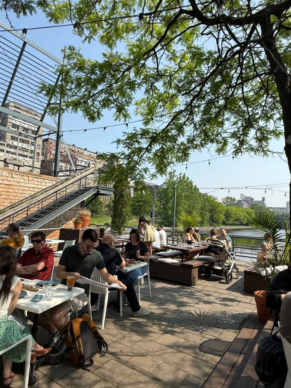 Marché des Éclusiers – terrasse extérieure à Vieux-Port, Montréal