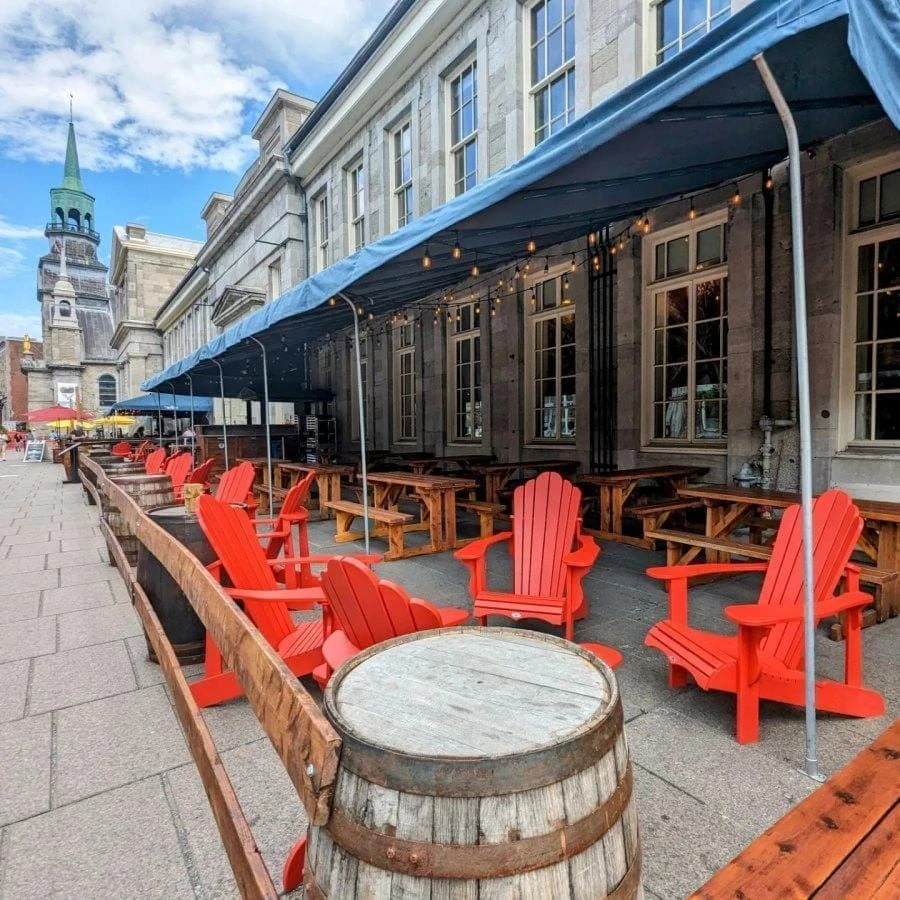Pub BreWskey – terrasse extérieure à Vieux-Montréal, Montréal