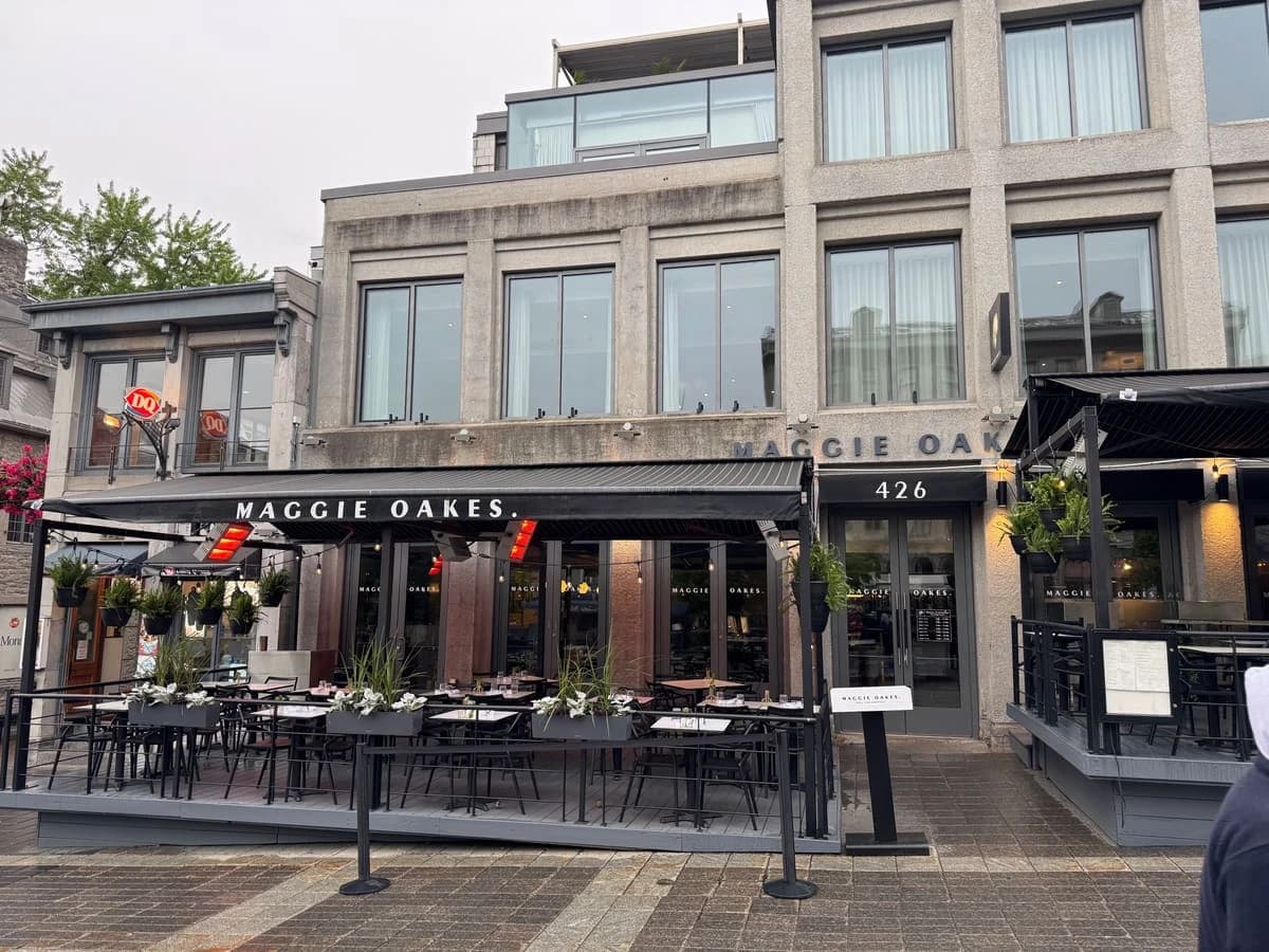 Maggie Oakes – terrasse extérieure à Vieux-Montréal, Montréal