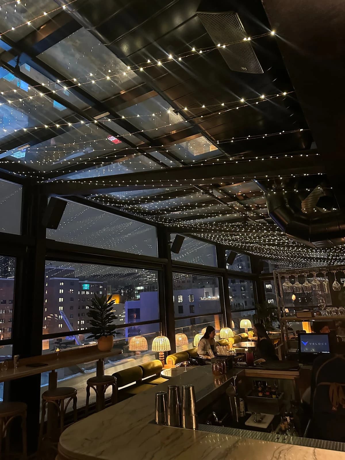 Emmanuelle – terrasse extérieure à Quartier des Spectacles, Montréal