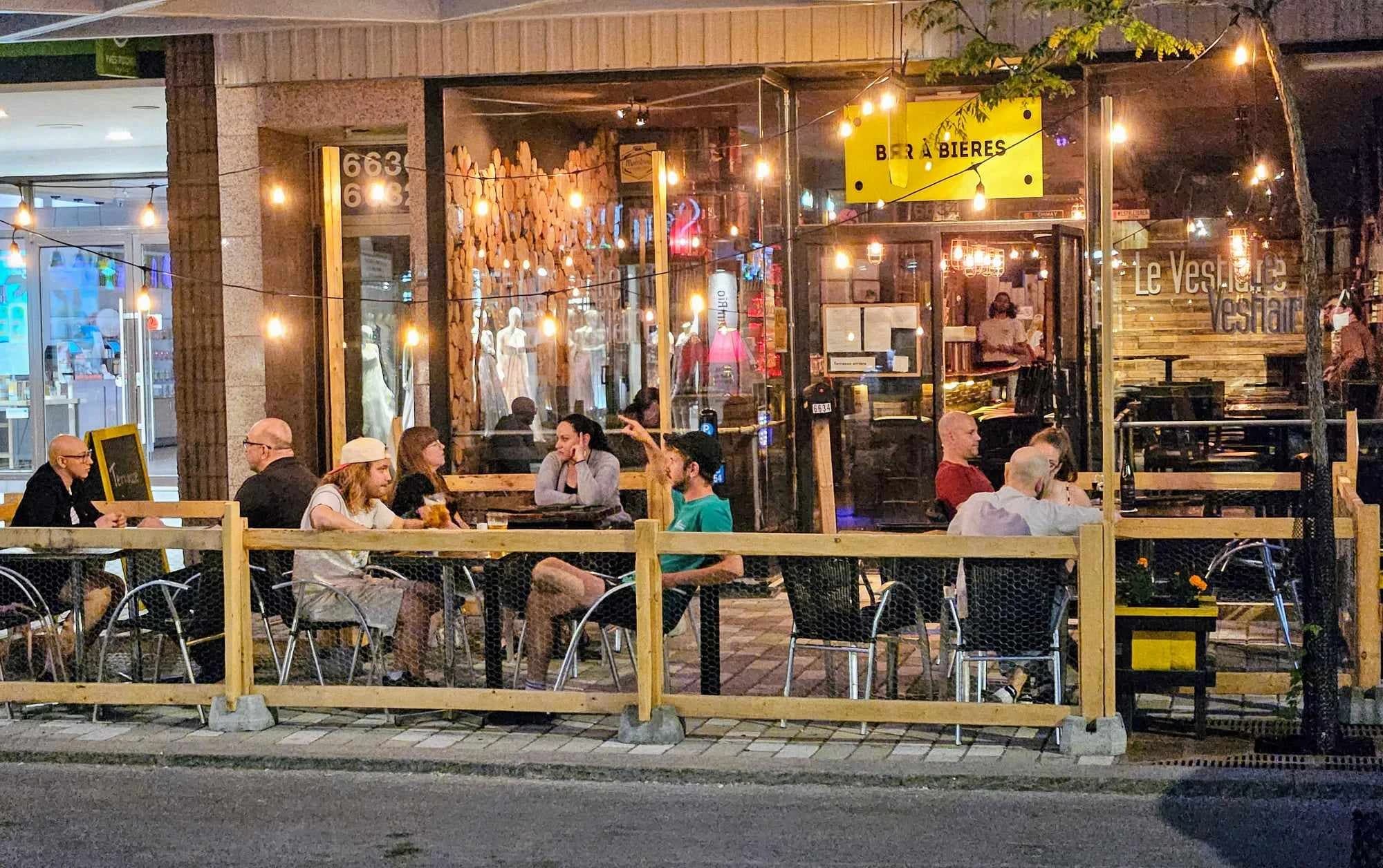 Bar le Vestiaire – terrasse extérieure à Petite-Patrie, Montréal