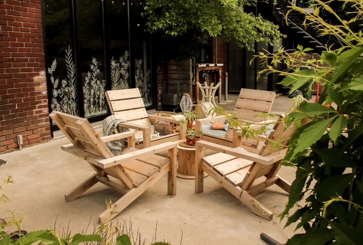 Café des Habitudes – terrasse extérieure à Petite-Patrie, Montréal