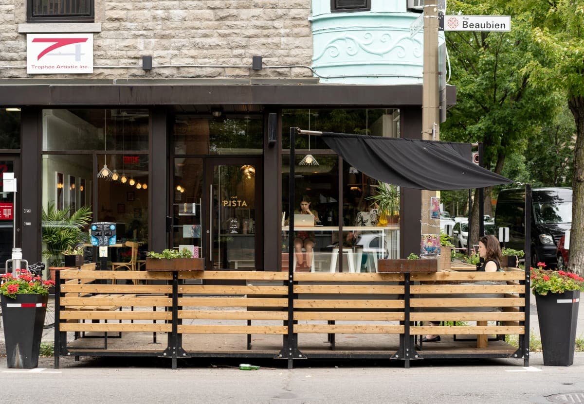 Café Pista – terrasse extérieure à Rosemont, Montréal