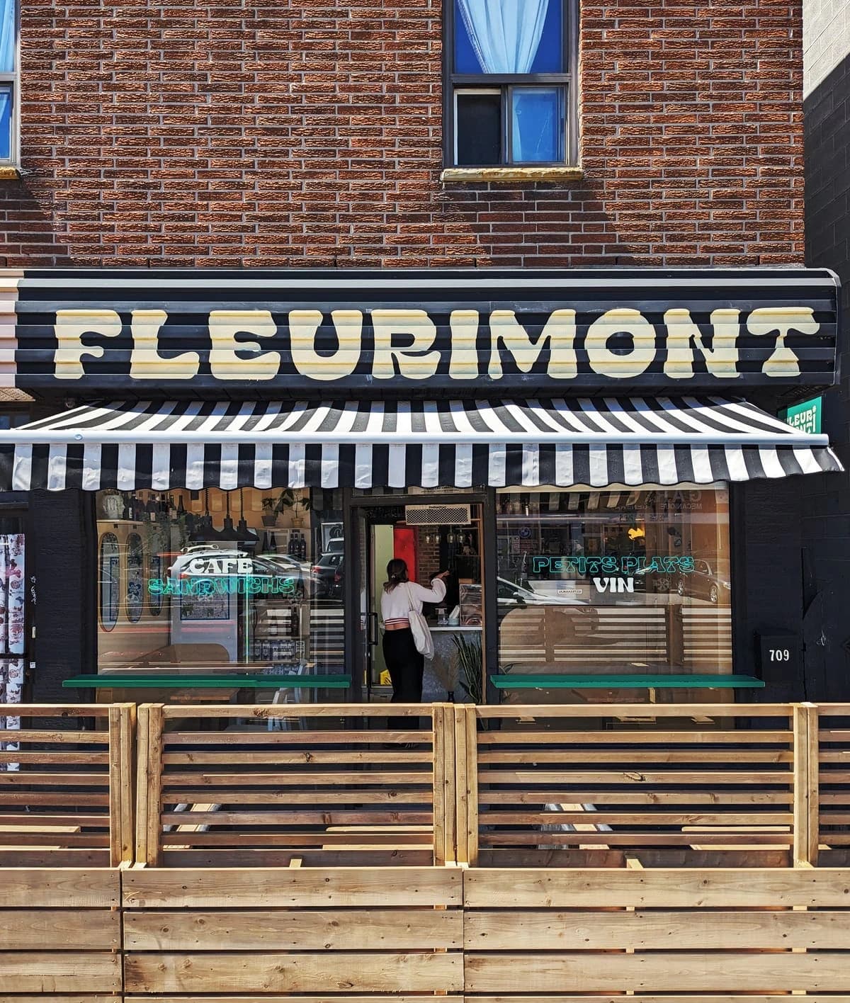 Fleurimont Café & Vin – terrasse extérieure à Rosemont, Montréal