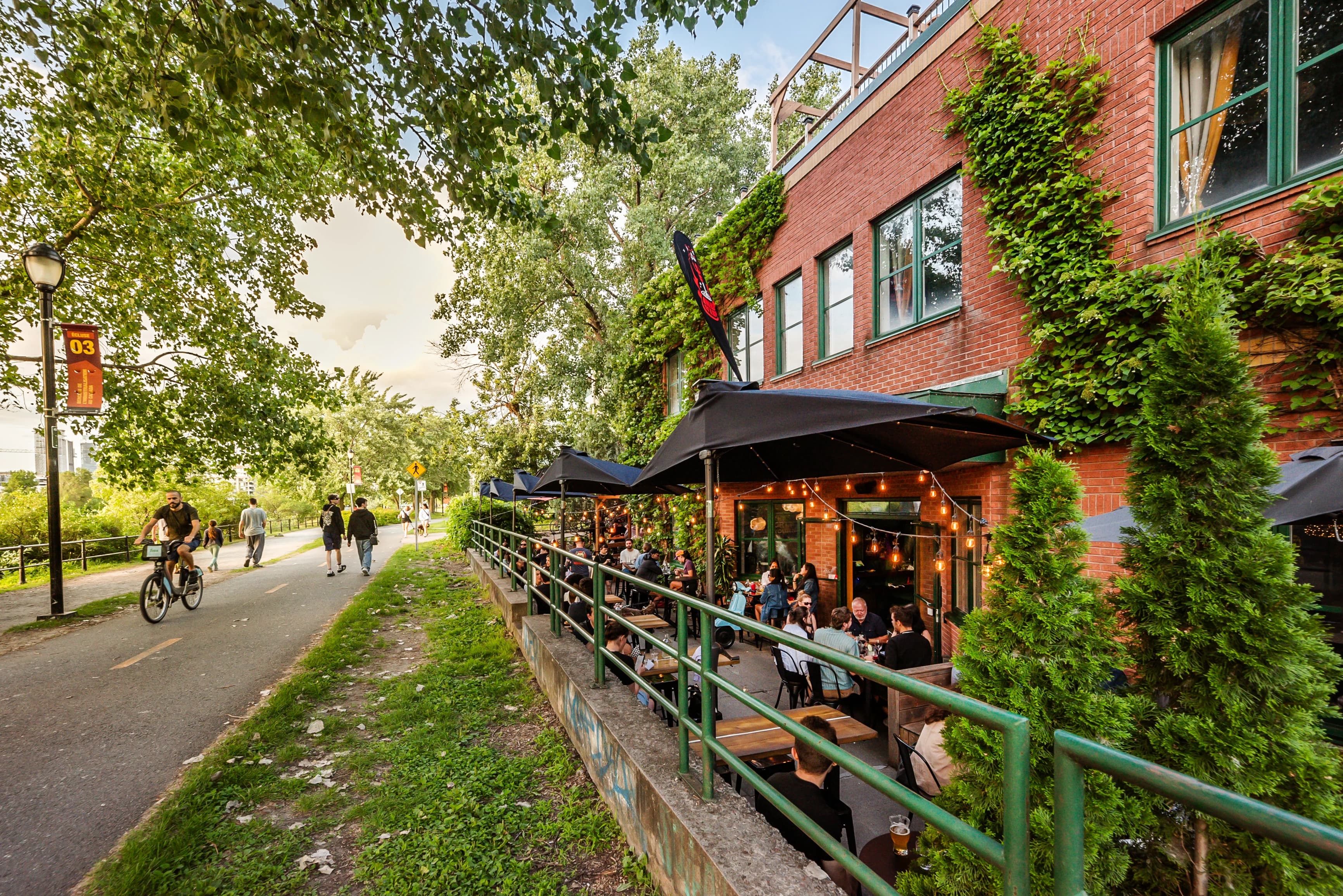 Memento – terrasse extérieure à Pointe-Saint-Charles, Montréal