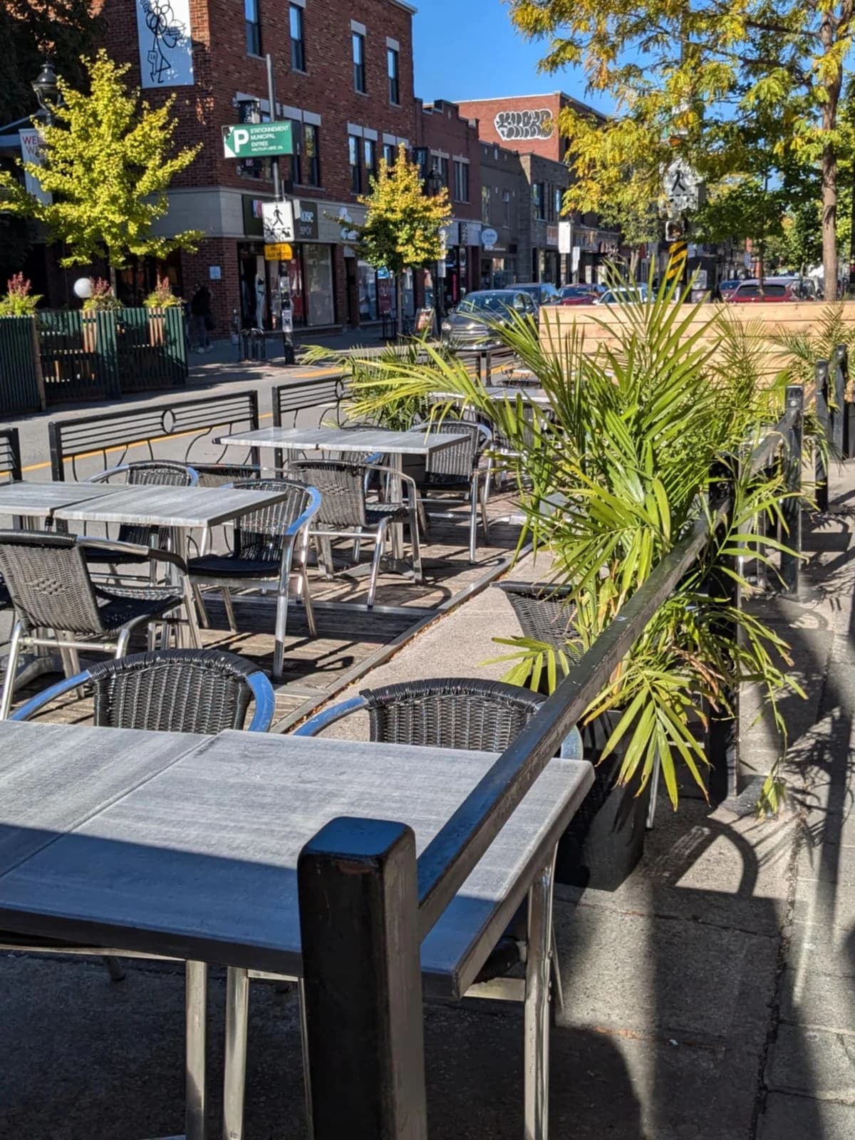 BENELUX (Verdun) – terrasse extérieure à Verdun, Montréal