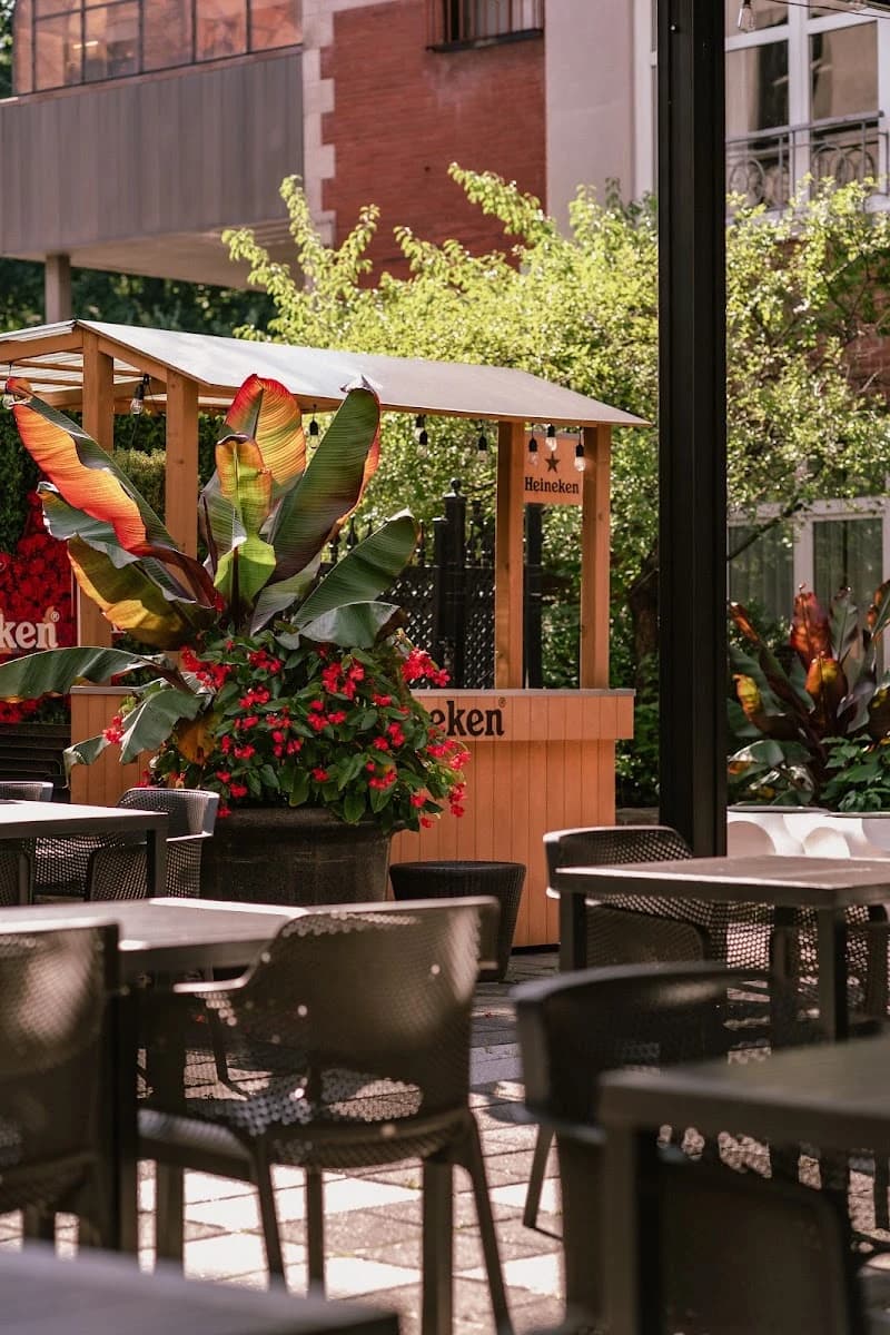 Cour Arrière – terrasse extérieure à Vieux-Montréal, Montréal