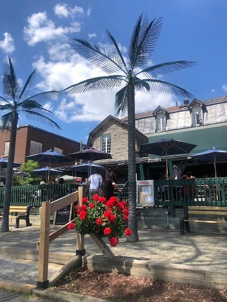 Annie's Sur-le-Lac – terrasse extérieure à West Island, Montréal