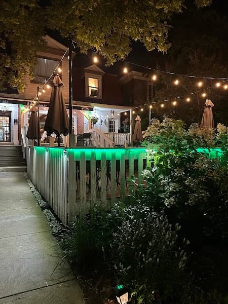 Delos Resto-Bar – terrasse extérieure à West Island, Montréal