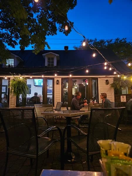 Ye Olde Orchard Pub & Grill – terrasse extérieure à West Island, Montréal