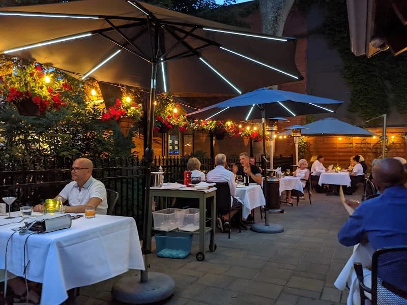 Restaurant Le Gourmand – terrasse extérieure à West Island, Montréal