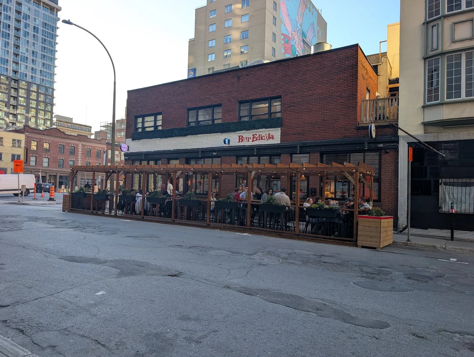 Bar Edicola – outdoor terrace in Downtown, Montréal