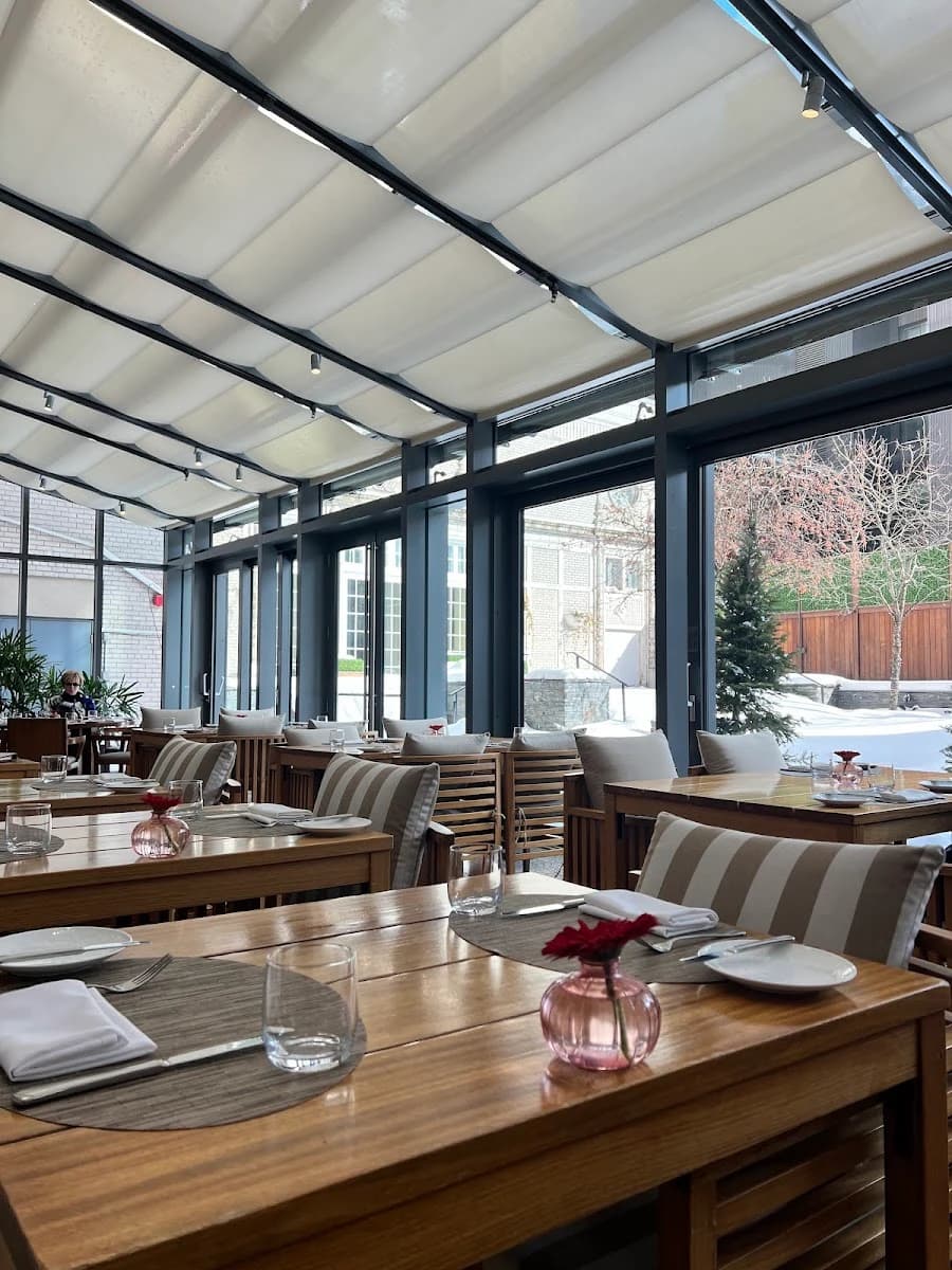 Maison Boulud – terrasse extérieure à Centre-ville, Montréal