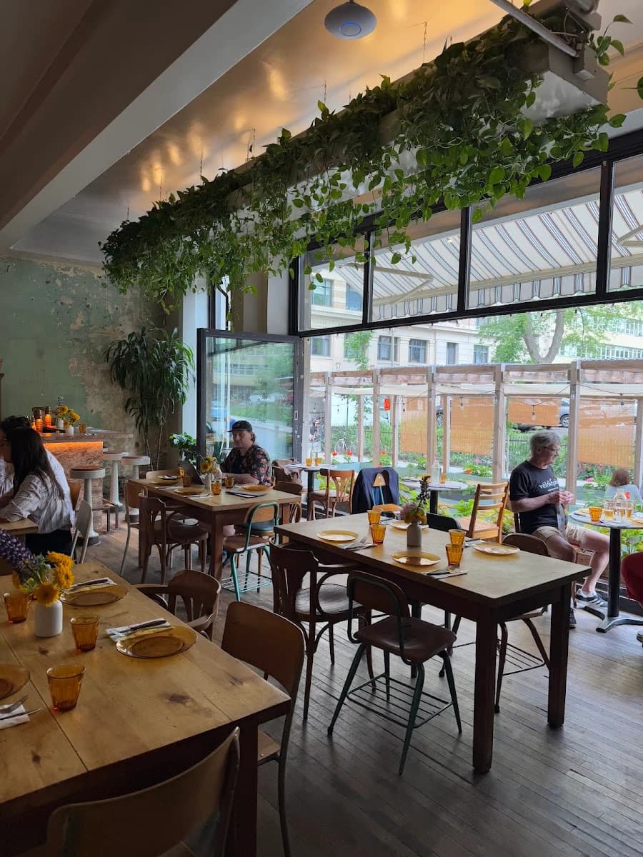 Café Parvis – terrasse extérieure à Centre-ville, Montréal