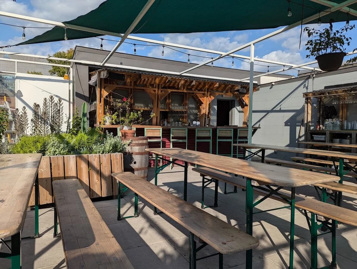 Poincaré Chinatown – terrasse extérieure à Quartier chinois, Montréal
