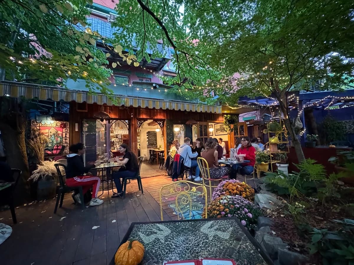 Café Santropol – terrasse extérieure à Plateau-Mont-Royal, Montréal