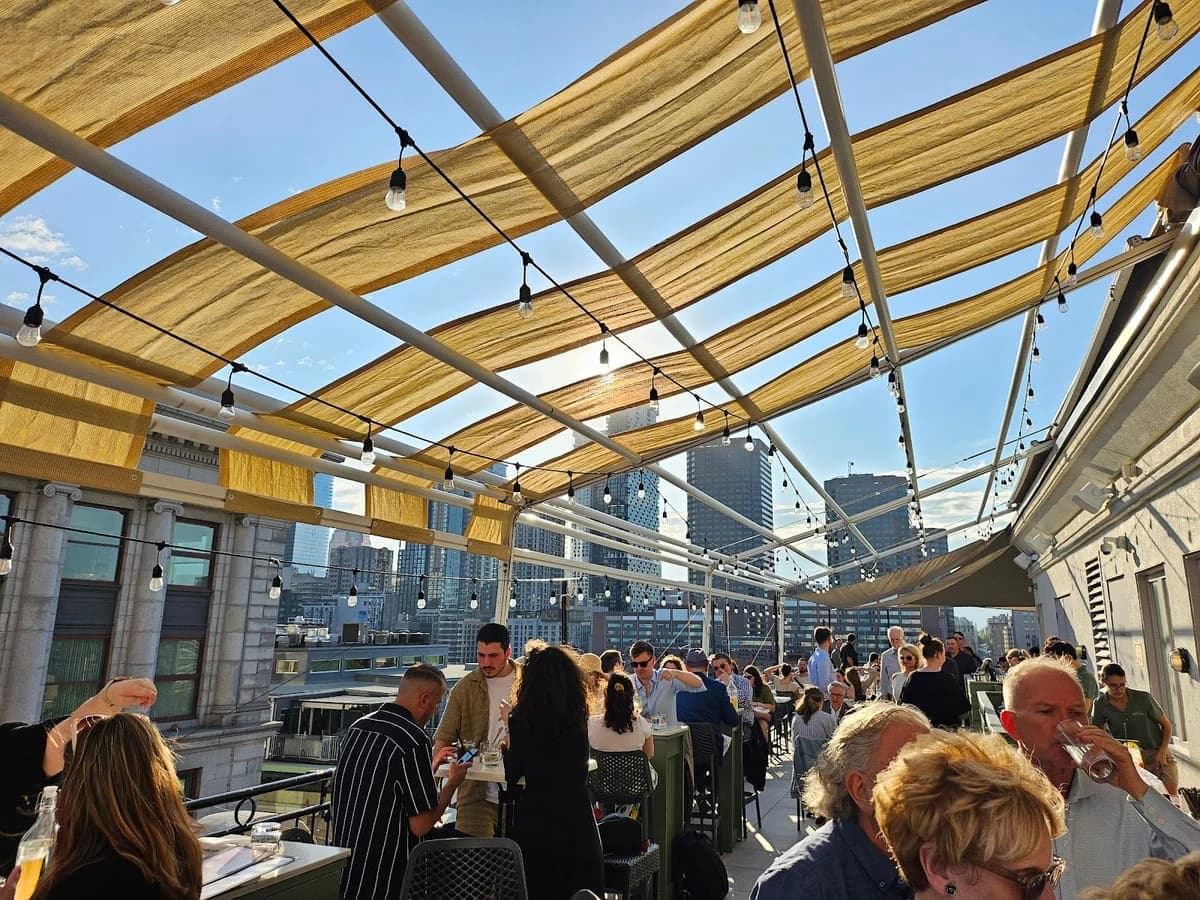 Terrasse Place d'Armes – terrasse extérieure à Vieux-Montréal, Montréal