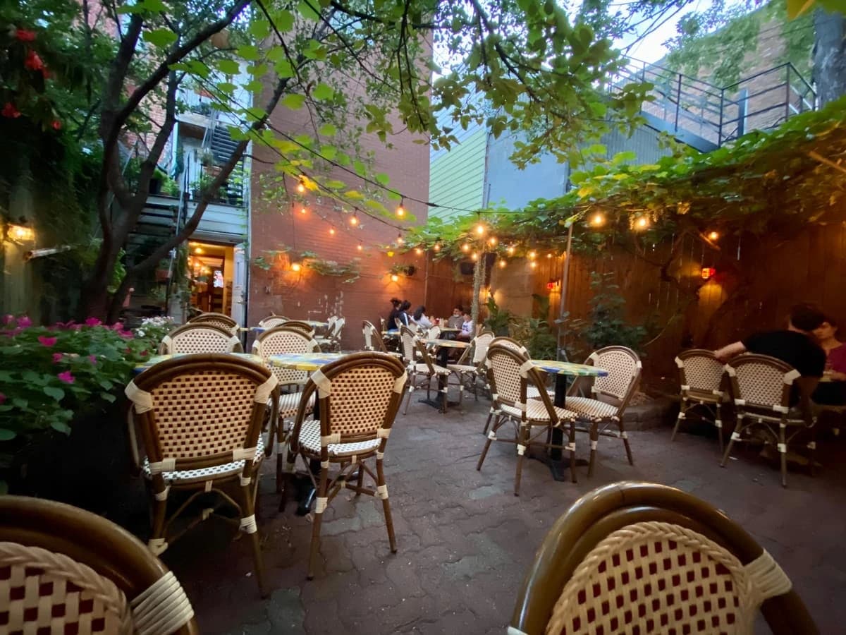 Bistro Auprès de ma blonde – terrasse extérieure à Plateau-Mont-Royal, Montréal