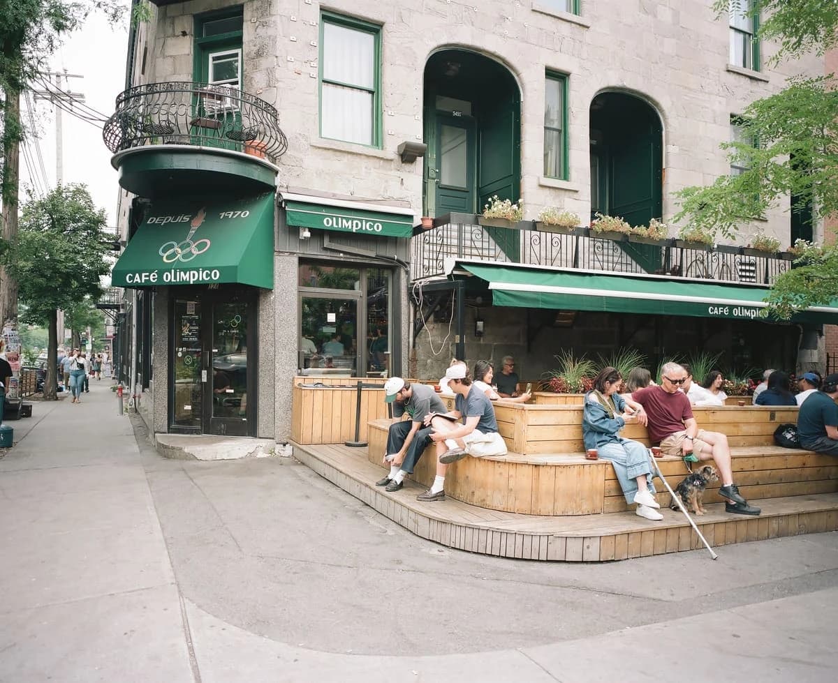 Café Olimpico – terrasse extérieure à Mile End, Montréal