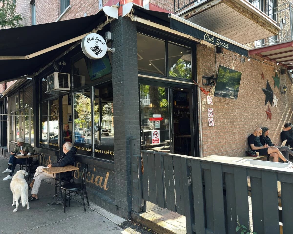 Café Club Social – terrasse extérieure à Mile End, Montréal