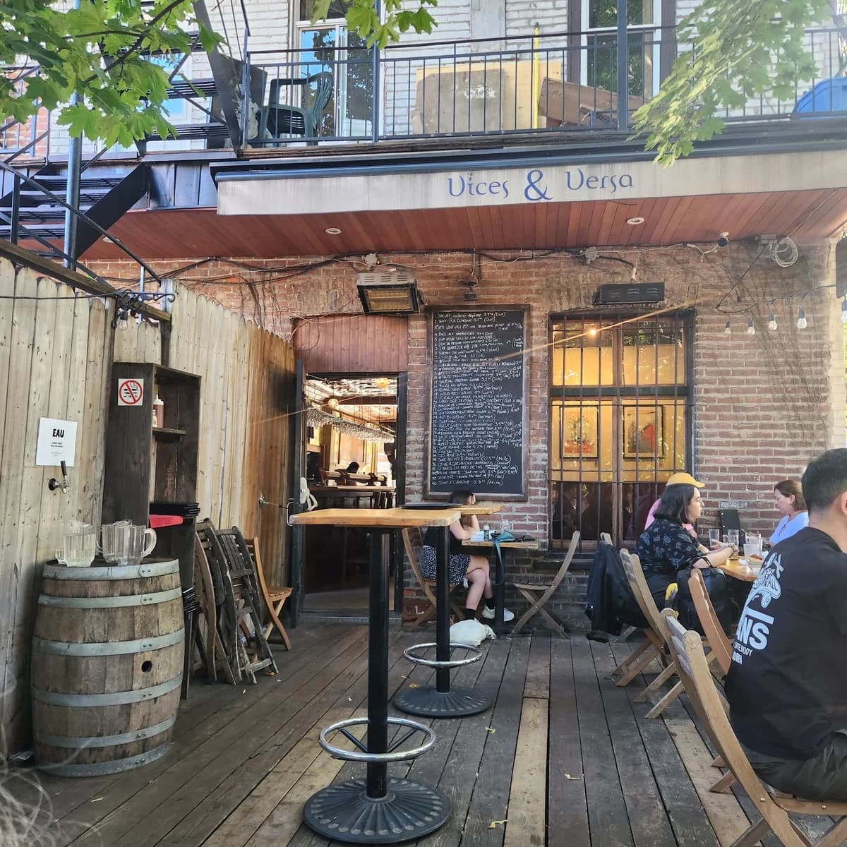 Vices & Versa – terrasse extérieure à Mile End, Montréal