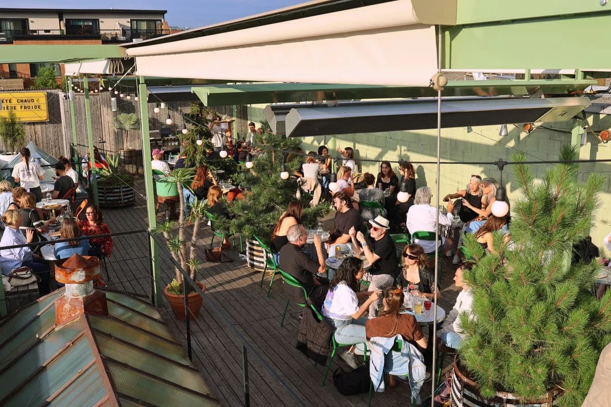 Taverne Atlantic – terrasse extérieure à Mile-Ex, Montréal