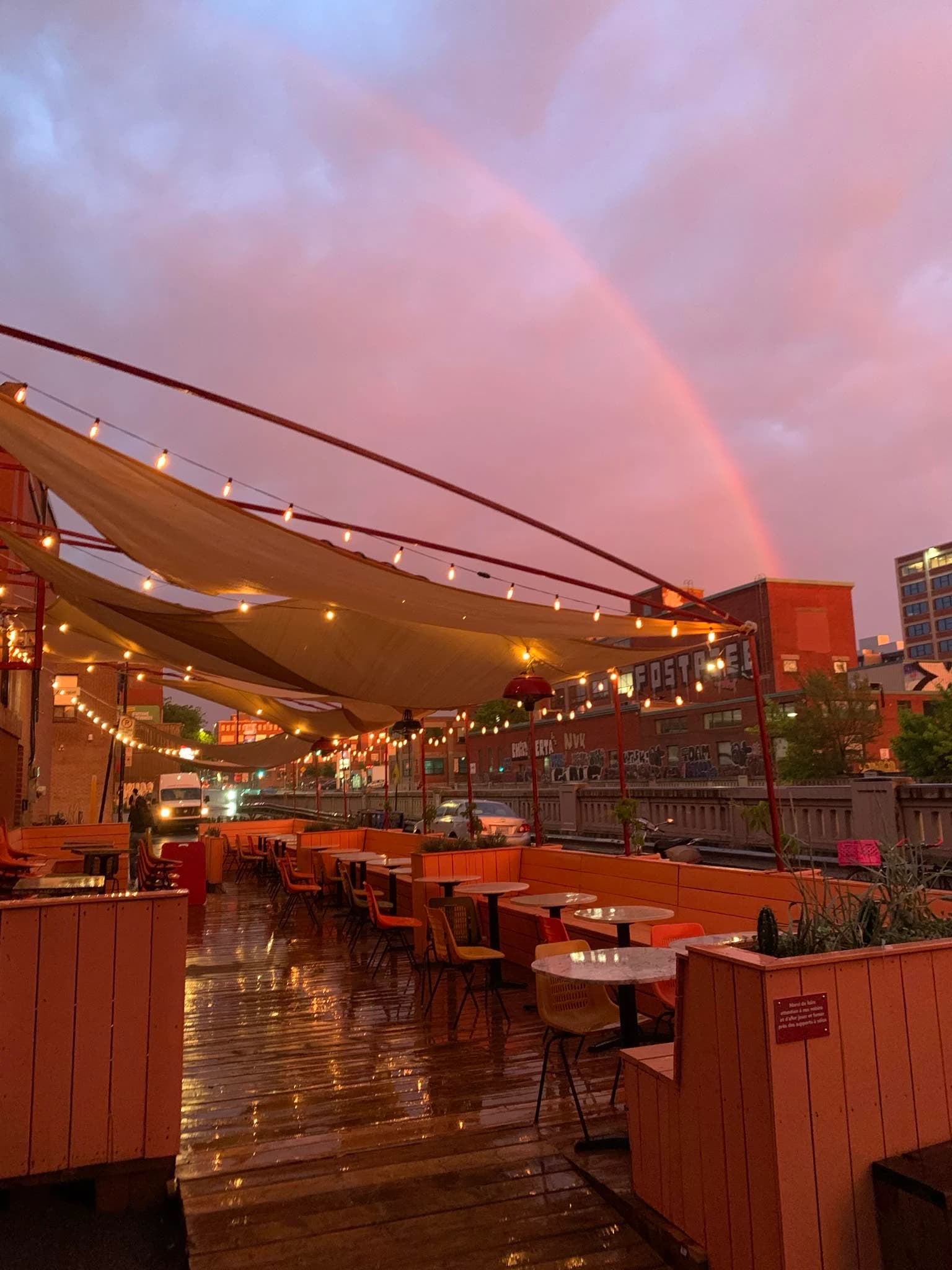 Bar Cicchetti – terrasse extérieure à Mile-Ex, Montréal