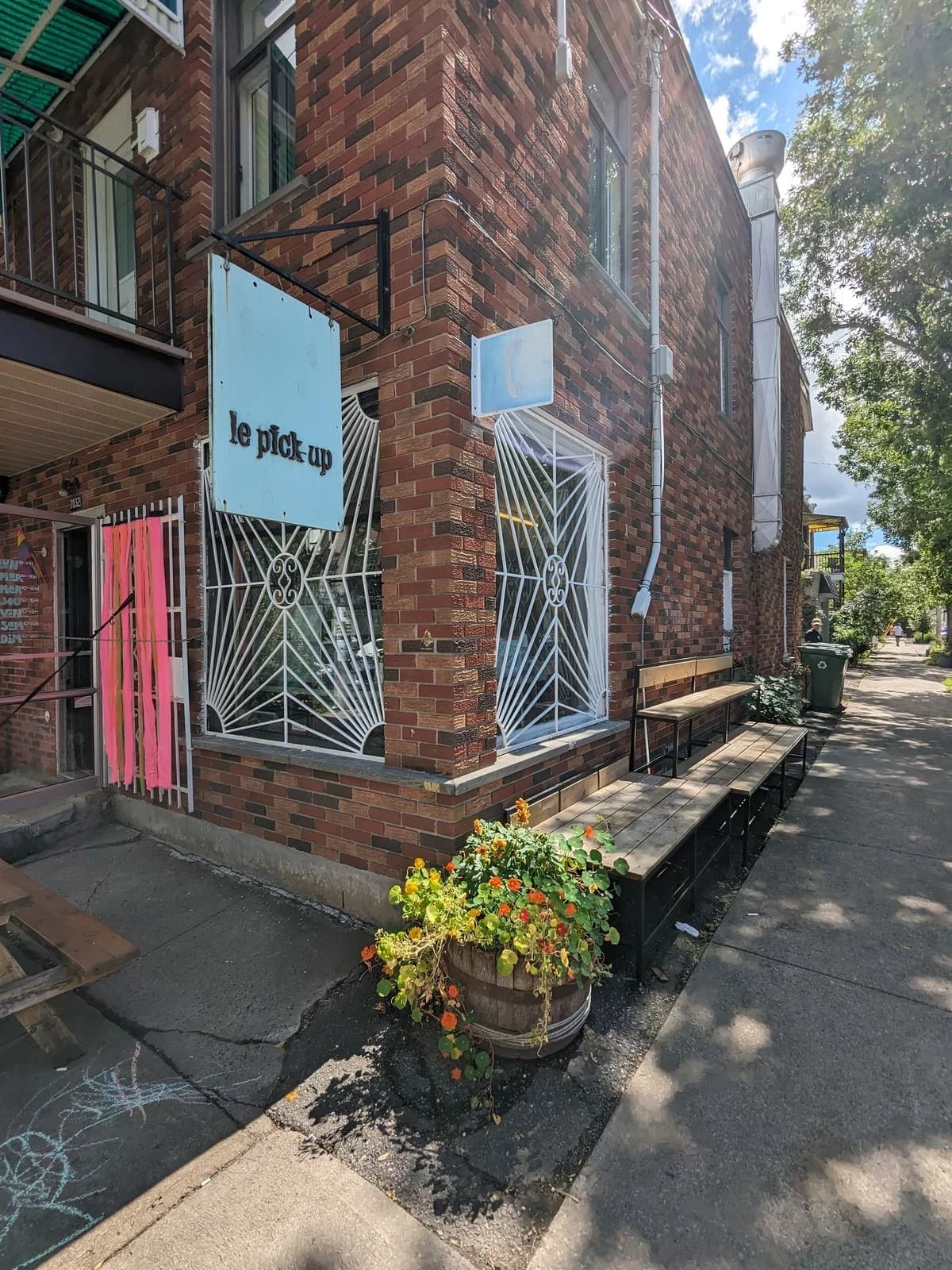 Dépanneur Le Pick Up – terrasse extérieure à Mile-Ex, Montréal