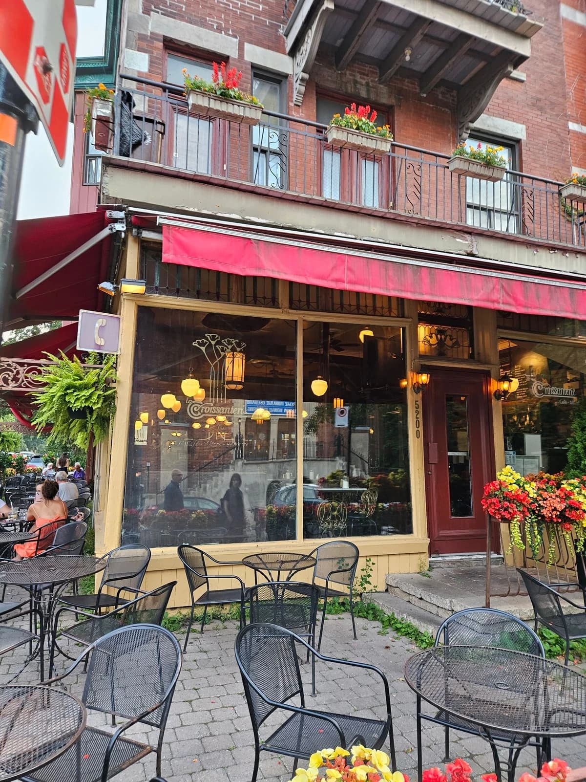 La Croissanterie Figaro – terrasse extérieure à Outremont, Montréal