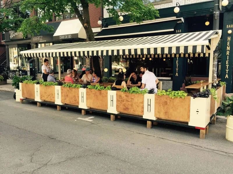 Bar Henrietta – terrasse extérieure à Mile End, Montréal