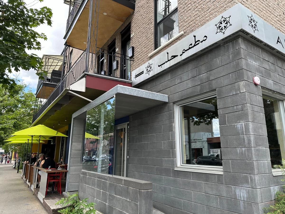 Le Petit Alep Bistro – terrasse extérieure à Petite-Italie, Montréal
