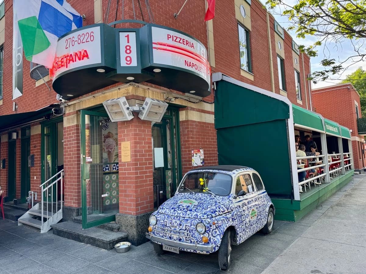 Pizzeria Napoletana – terrasse extérieure à Petite-Italie, Montréal