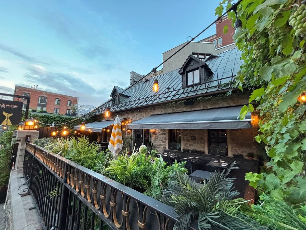 L'Auberge Saint-Gabriel – terrasse extérieure à Vieux-Montréal, Montréal