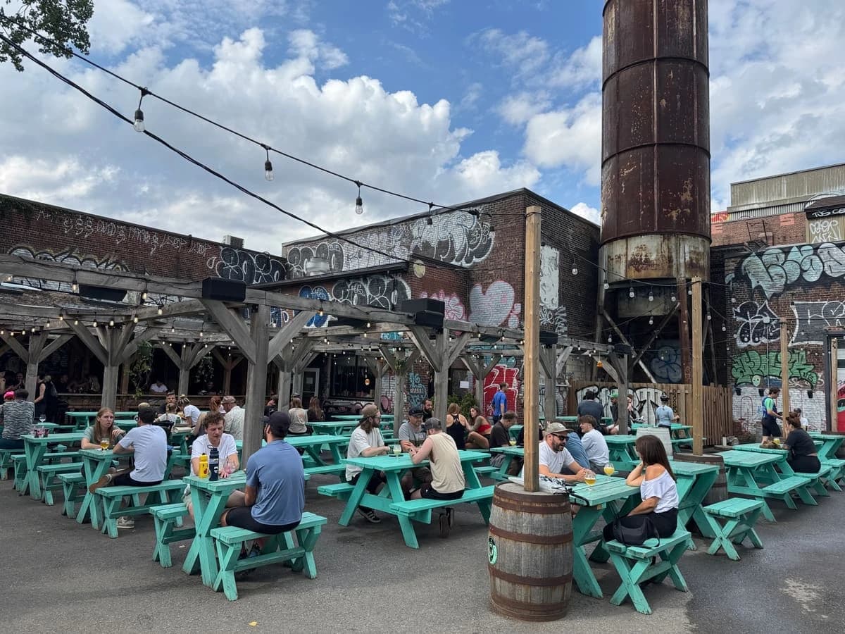 Messorem Bracitorium – terrasse extérieure à Saint-Henri, Montréal