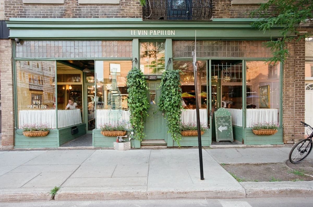 Le Vin Papillon – terrasse extérieure à Petite-Bourgogne, Montréal