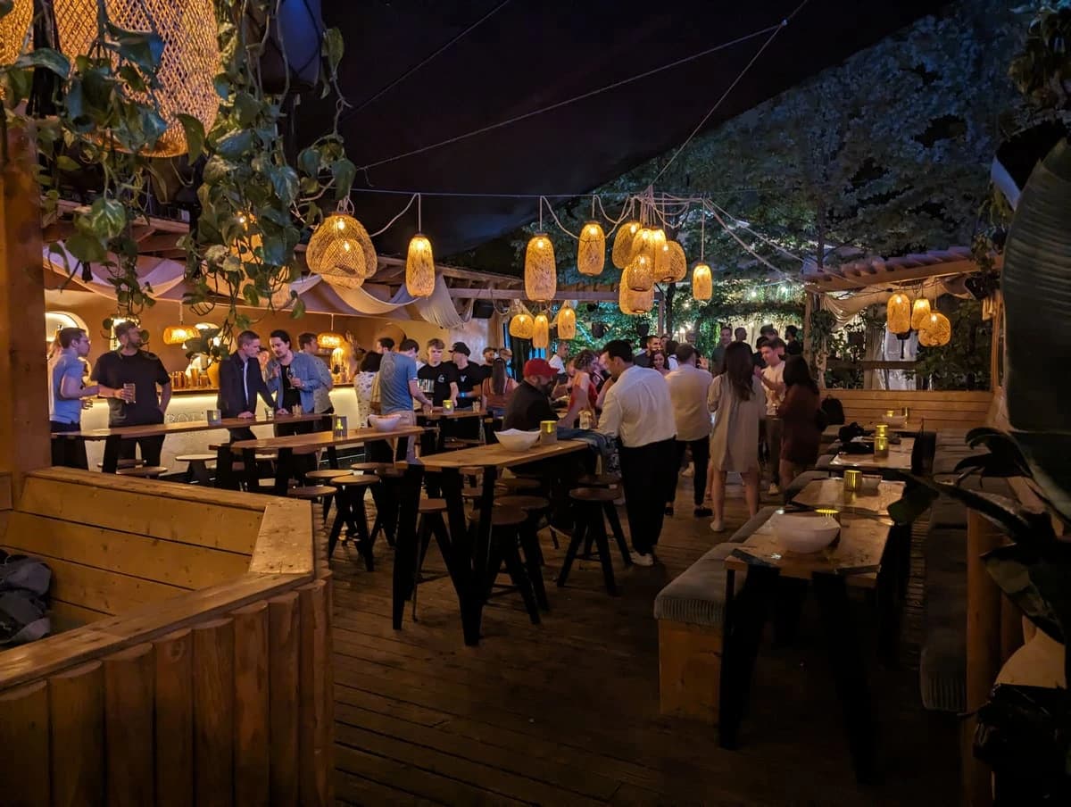 Riverside Saint-Henri – terrasse extérieure à Saint-Henri, Montréal
