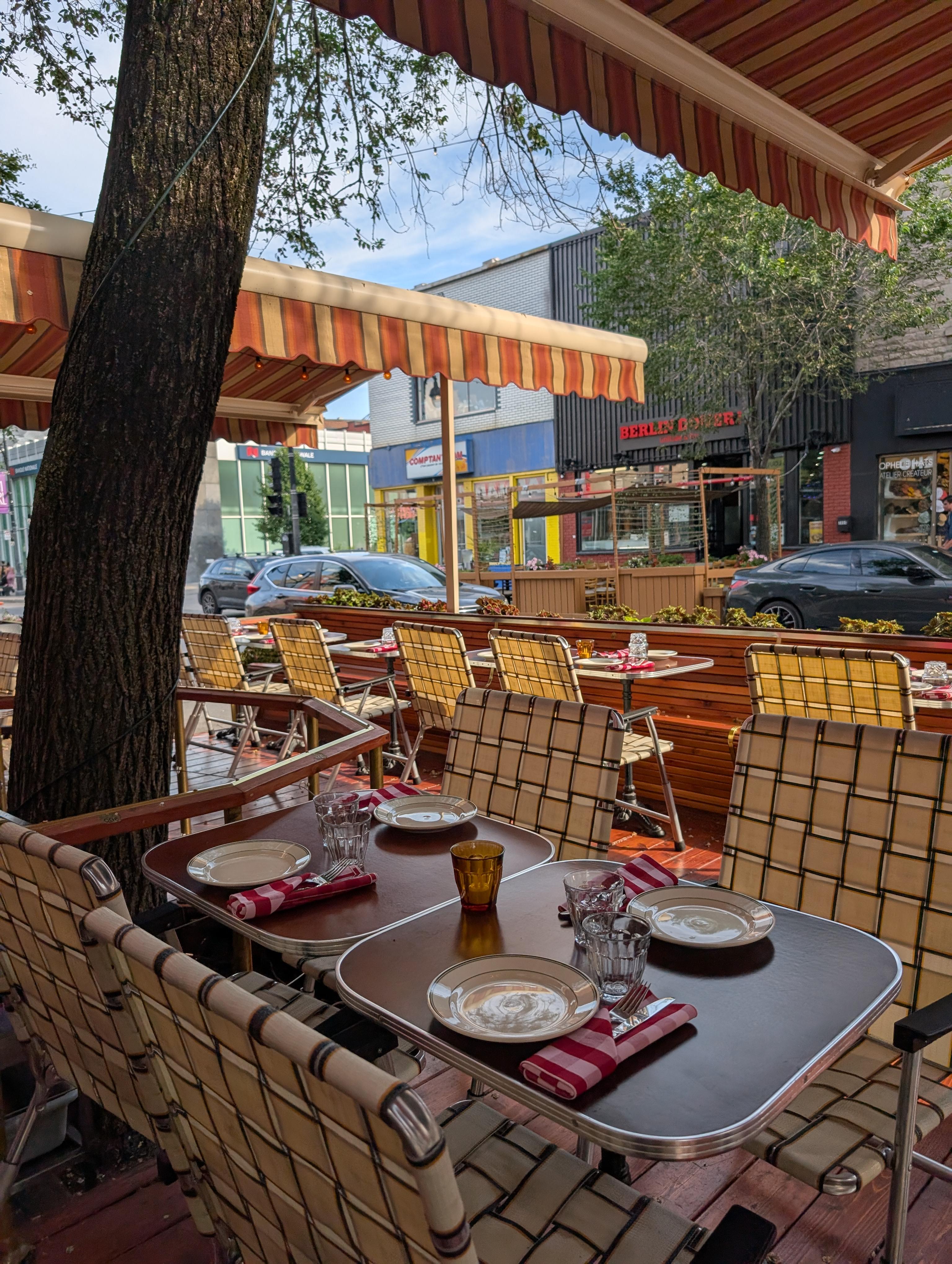 Café Miracolo – outdoor terrace in Plateau-Mont-Royal, Montréal