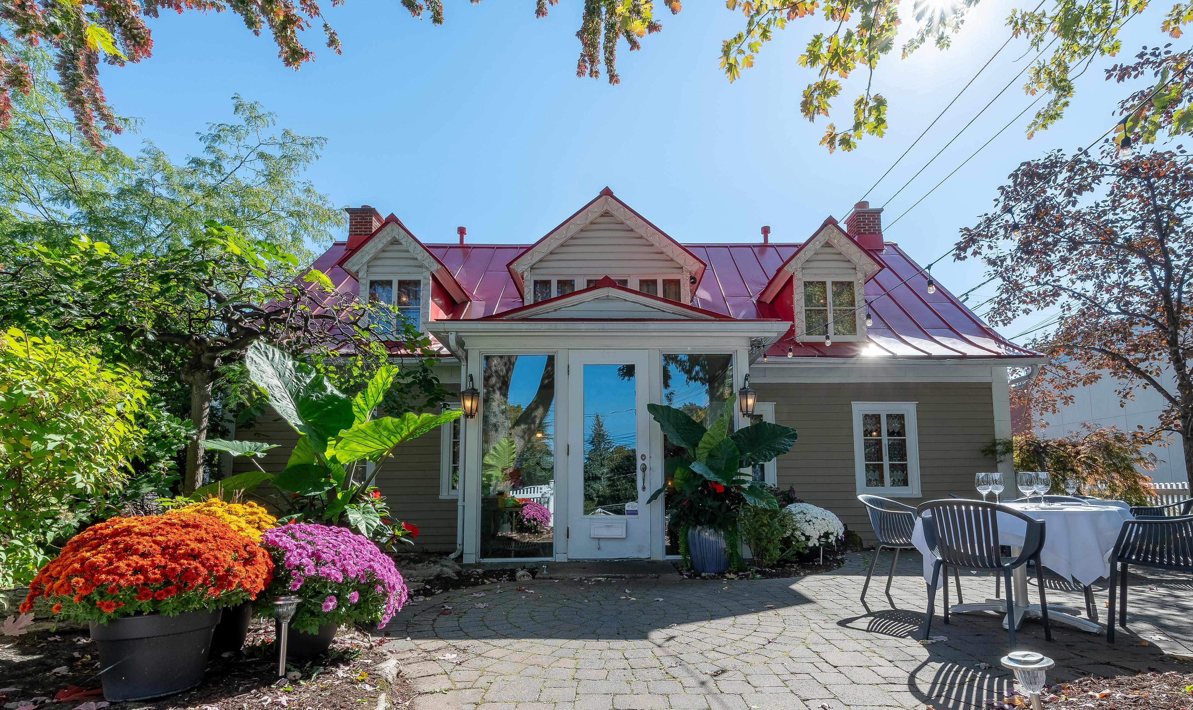 Le Mitoyen – outdoor terrace in Laval, Montréal